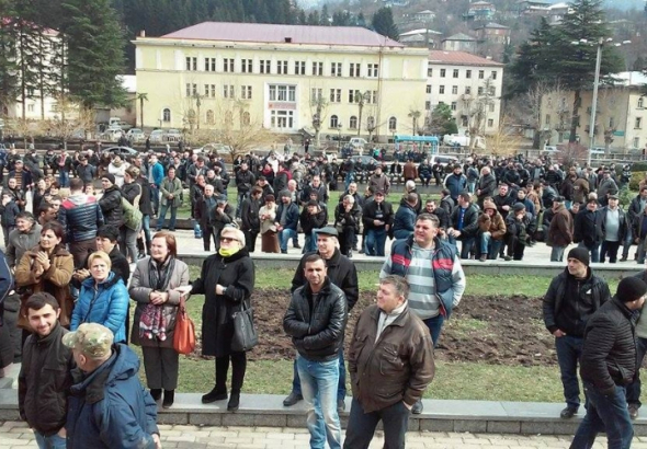 მეშახტეების საპროტესტო აქცია ტყიბულში ხმაურისა და უცვლელი მოთხოვნების ფონზე (ვიდეო)