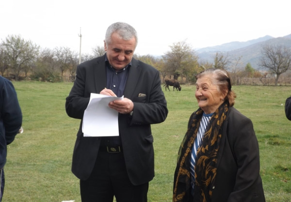 "ქართული ოცნების" ხაშურის მაჟორიტარობის კანდიდატი მოსახლეობასთან შეხვედრებს განაგრძობს (R) 