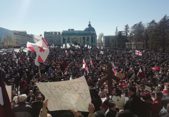 "თავიდან ვიდექით ხუთი ადამიანი, ახლა ვდგავართ ათასობით“ -  ნამახვანჰესის საწინააღმდეგო  მრავალრიცხოვანი აქცია ქუთაისში