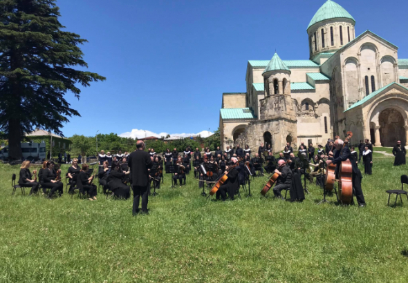 ბაგრატის ტაძრის ეზოში ოპერის თეატრის ორკესტრმა მინიკონცერტი მოაწყო (ვიდეო)