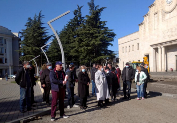 ზესტაფონში გაჭიანურებულ საგზაო სამუშაოებს აპროტესტებენ