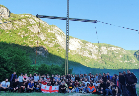 ნამახვანჰესის მოწინააღმდეგეებმა სოფელ ტვიშში ჯვარი აღმართეს