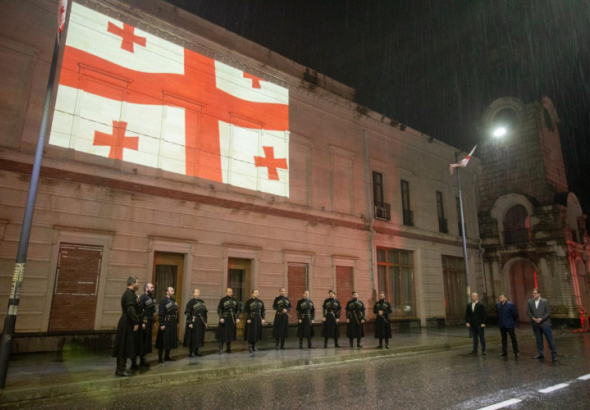 ქუთაისში 26 მაისის აღსანიშნავად ოპერის თეატრი საქართველოს დროშის ფერებში განათდა