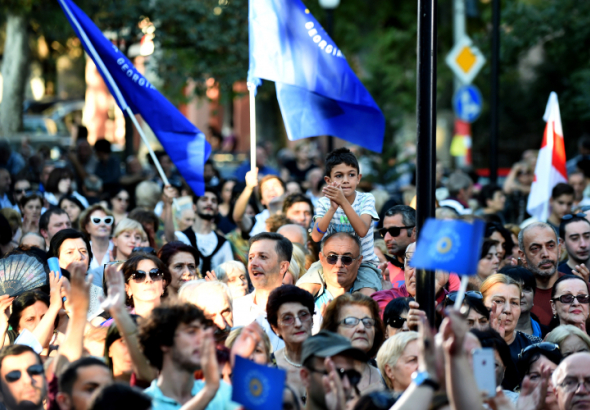 კახა კალაძე მოსახლეობას შეხვდა და ჩუღურეთის მაჟორიტარობის კანდიდატი წარუდგინა  (R)