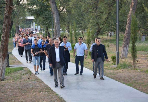 "ქართული ოცნების" მაჟორიტარობის კანდიდატი რუსთავში ამომრჩევლებს შეხვდა (R)