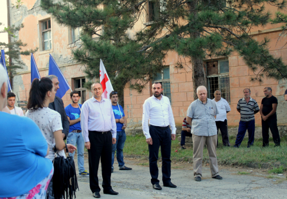 წყალტუბოს მერობის კანდიდატი ადგილობრივ მოსახლეობას შეხვდა (R)