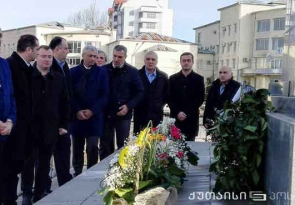 ქუთაისში დავით აღმაშენებლის ძეგლი გვირგვინით შეამკეს