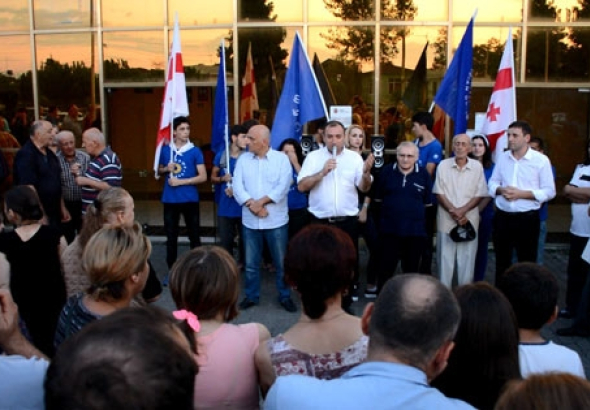 მერაბ ქვარაიამ და თამაზ ფაცაციამ ამომრჩევლებს სამოქმედო პროგრამა გააცნეს (R)