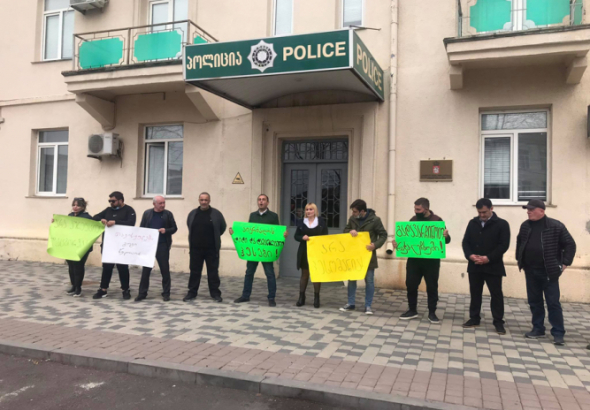 „თავისუფლება გოგი წულაიას“, „შეჩერდეს ნამახვანჰესის მშენებლობა“ - აქცია პოლიციის შენობასთან