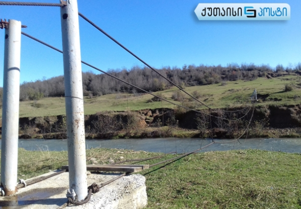 სოფელ დედალაურში ერთი წლის წინ  რეაბილიტირებული ხიდის აღდგენას ითხოვენ (ვიდეო)