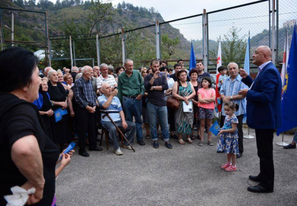 "მე ვიქნები მერი, რომელიც გახდება თითოეული თქვენგანის ოჯახის წევრი" - პაატა ნადირაძე (R)