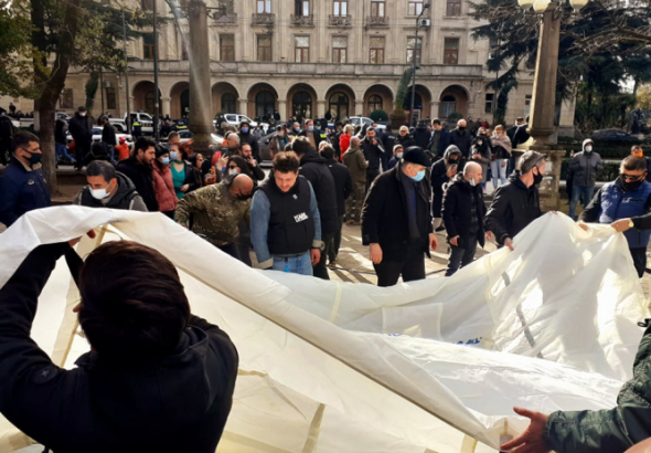 ქუთაისის მერიის წინ  კარავი გაშალეს