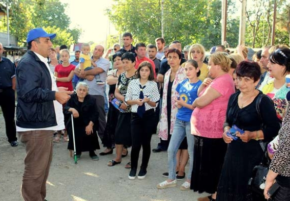 თემურ ხუბულურმა ამომრჩევლებს ინფრასტრქტურული პროექტები გააცნო (R)