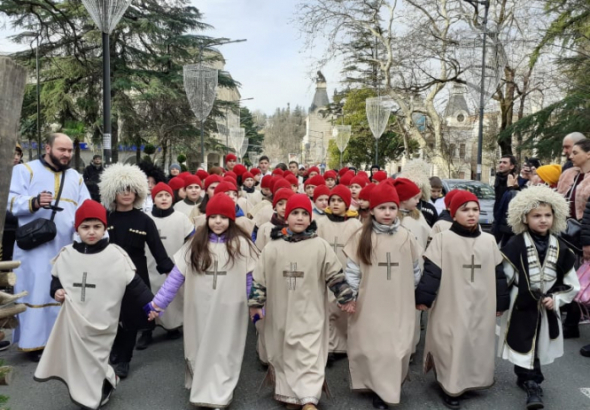 ქუთაისის ქუჩებში "შობის მახარობლები" გამოჩნდნენ