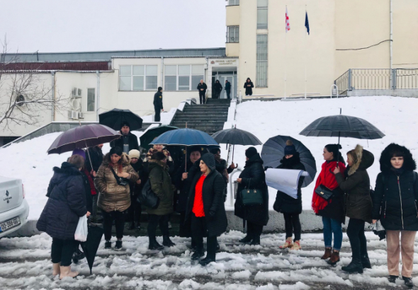 "ვითხოვთ კუთვნილ ხელფასს" -  ქუთაისის სამკერვალოს ყოფილი თანამშრომლების პროტესტი 