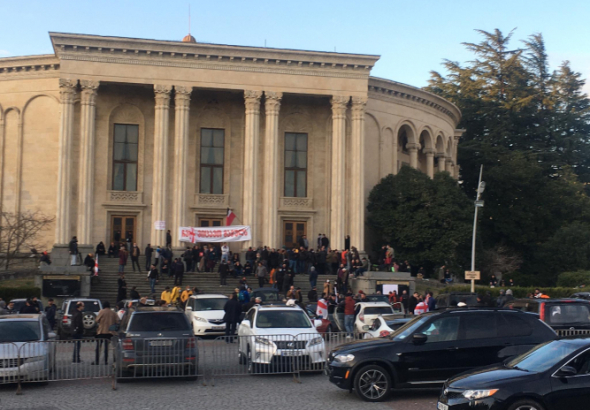 ქუთაისში, ნამახვანჰესის მოწინააღმდეგეები ღამეს  მანქანებში გაათევენ