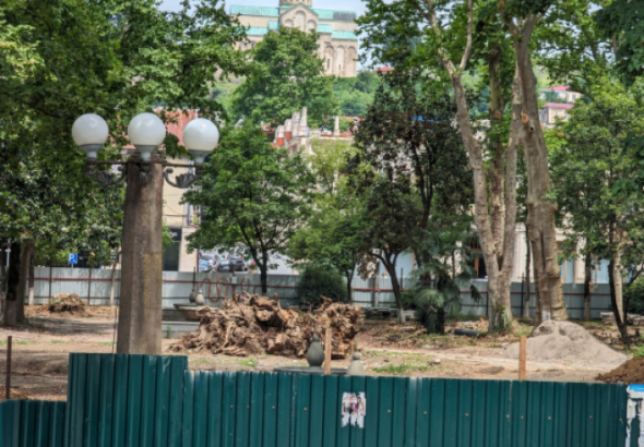 ქუთაისის ცენტრალურ ბულვარის სრეკონსტრუქციო სამუშაოები დაპირებიდან 6
წლის შემდეგ  მიმდინარეობს.