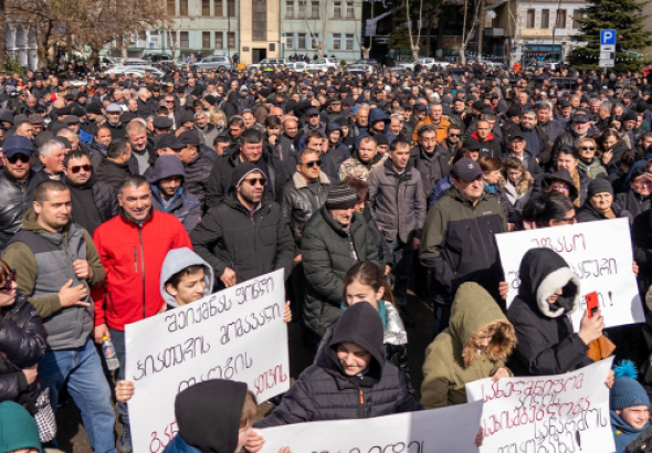 ჭიათურაში მიმდინარე პროტესტის
მეთხუთმეტე დღეს, მაღაროელები, ადგილობრივებთან ერთად, ზესტაფონში,
ფეროშენადნობთა ქარხნის მიმართულებით გაემგზავრებიან.
