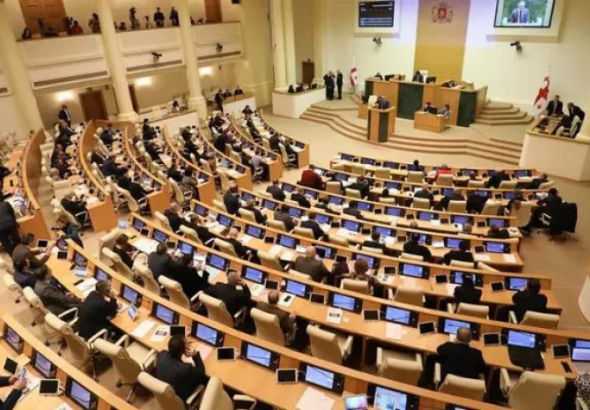 სახალხო დამცველის აპარატის 40-მდე თანამშრომელი პარლამენტის
ლეგიტიმაციაზე ომბუდსმენის ლევან იოსელიანის განცხადებას
ემიჯნება.