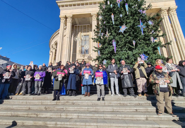 ქუთაისში, ნაძვის ხესთან, სადაც
მერია ახალი წლის მოახლოებას ზეიმობს, მოქალაქეებმა პროევროპულ
აქციებზე დაკავებული და სასტიკად ნაცემი დემონსტრანტების ფოტოები
მიიტანეს.
