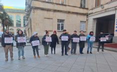 "ჩვენ შენსკენ ვართ, შენ ვისკენ ხარ" - პერფორმანსი ქუთაისის მერიასთან 